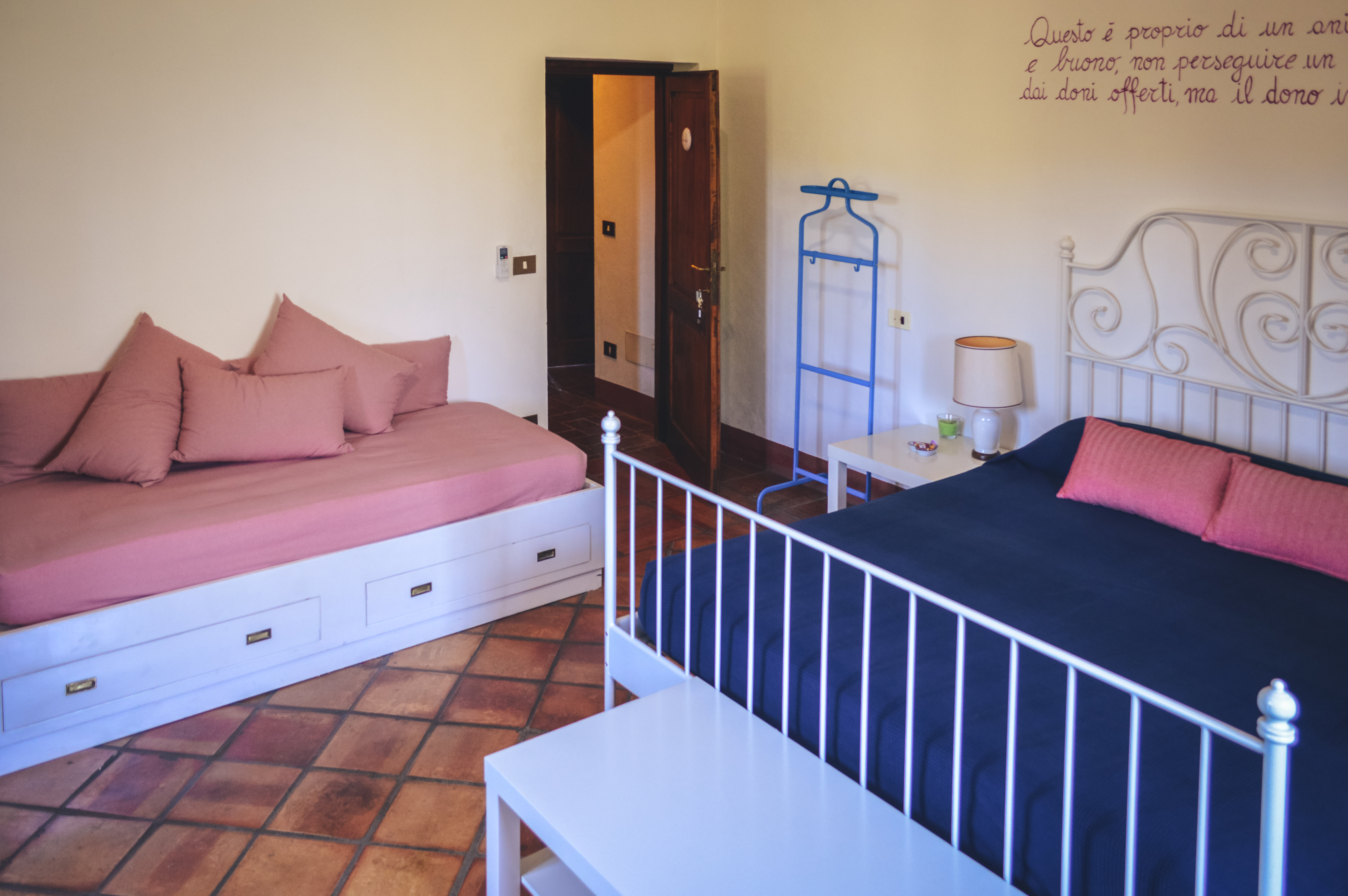 Camera con letto matrimoniale e divano