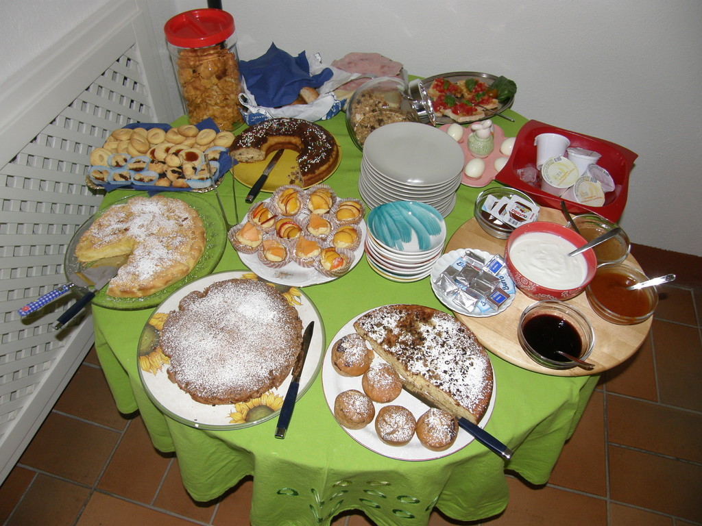 Tavola della colazione con dolci e bevande